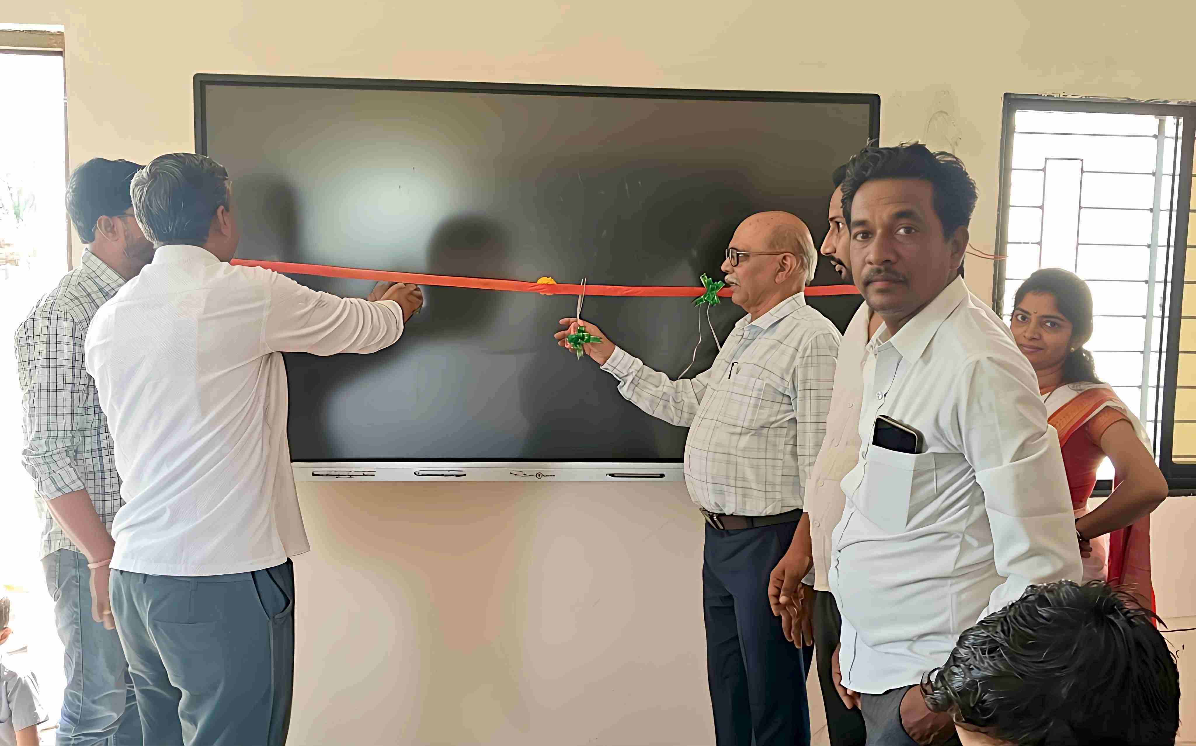 शेकापूर शाळेला फ्लॅट पॅनल भेट शेकापूर येथे डिजिटल साहित्याचा लोकार्पण सोहळा संपन्न